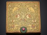une boîte richement décorée d'oiseaux et de fleurs sur fond noir