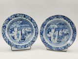 paire d'assiettes chinoises bleues et blanches ornées de motifs figuratifs