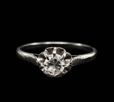 gros plan d'une bague en diamant sur fond noir