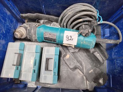 une boîte bleue contenant des outils et un cordon