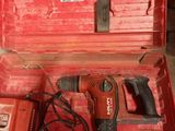 une caisse à outils rouge avec des outils sur le sol