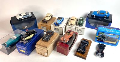 un grand nombre de petites voitures posées sur une table
