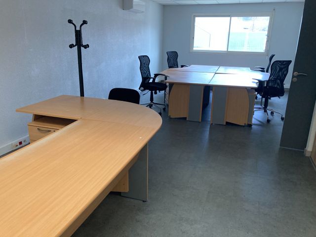 Ensemble de mobilier de bureau comprenant 5 bureaux, 4 fauteuils,...