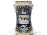 un vase en céramique orné d'une image de lapin