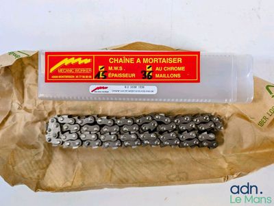 une boîte contenant une chaîne et un récipient en plastique posés sur une table