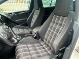 l'intérieur d'une voiture équipée de deux sièges et d'un volant