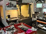 un homme qui se tient devant une machine