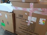 une pile de cartons posée sur une palette dans un entrepôt