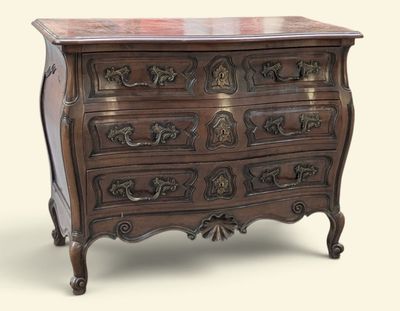 une commode en bois avec de nombreux tiroirs