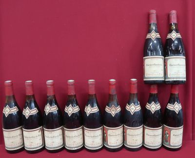 plusieurs bouteilles de vin sont alignées sur une table