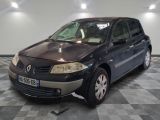 la photo d'une voiture garée dans un garage