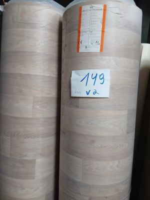 deux rouleaux de bois sont empilés l'un sur l'autre