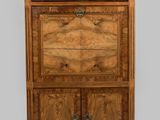 une image d'un meuble en bois avec un plateau en marbre