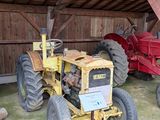 un tracteur et un semi-remorque dans une grange