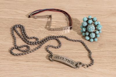 un collier et un bracelet avec une plaque portant un prénom