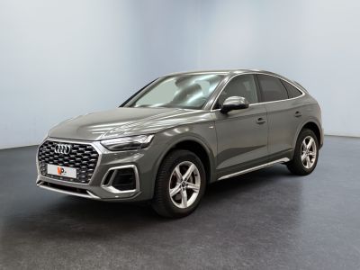 une Audi QX grise garée dans un showroom