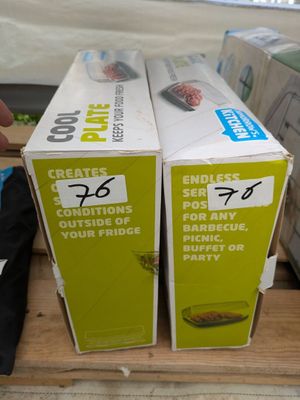 deux boîtes de nourriture posées sur une table dans un magasin