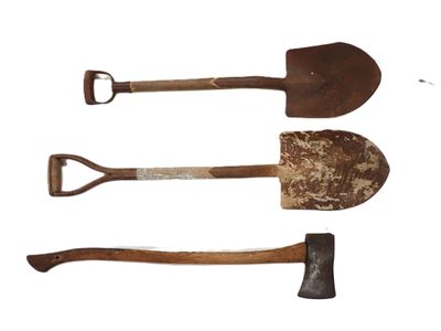 trois types différents d'outils de jardinage sur fond blanc