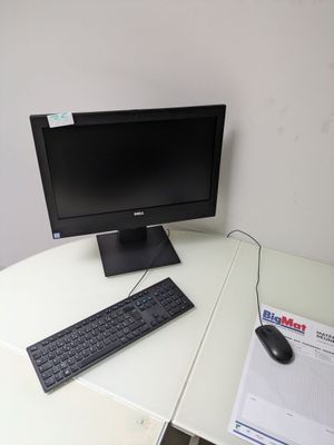 un bureau sur lequel se trouvent un ordinateur, un clavier et une souris