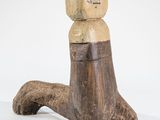 une figurine en bois représentant un homme coiffé d'un chapeau