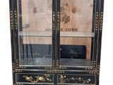 une photo d'un meuble noir et doré avec des portes vitrées