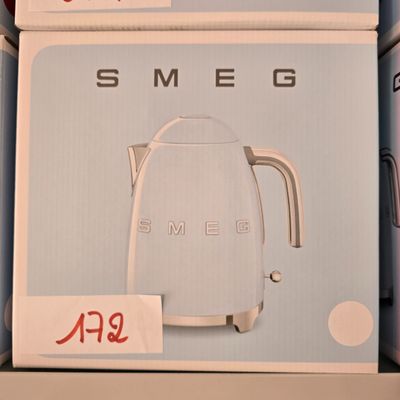 un carton de bouilloires Smeg exposé dans un magasin