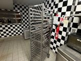 une cuisine avec un mur à carreaux et des appareils électroménagers en inox
