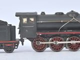 un petit train posé sur une surface blanche