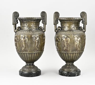 paire de vases anciens en argent, munis d'anses et de poignées, posés sur des socles en marbre