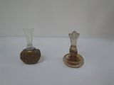 deux petits bougeoirs en verre posés sur une table