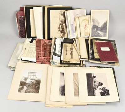 un assortiment de vieux livres et de photographies exposés sur une table