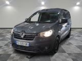 la camionnette grise est garée sur un sol en damier dans le garage