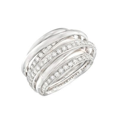 gros plan d'une bague en diamant sur fond blanc