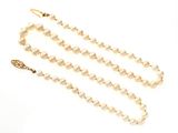gros plan d'un collier de perles sur fond blanc