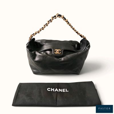 Sac à bandoulière Chanel en cuir d'agneau noir avec finitions dorées