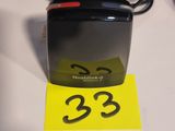 un autocollant jaune sur lequel est inscrit « 33 », à côté d'une souris