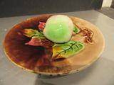 une assiette posée sur une table, sur laquelle se trouve un œuf vert