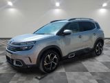 un SUV argenté garé dans une pièce au sol en damier