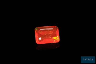 un losange orange sur fond noir