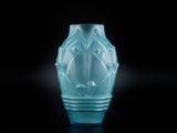 un vase en verre bleu orné d'un motif floral