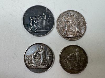 quatre types différents de pièces d'argent sur une surface blanche