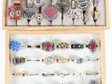 une boîte en bois remplie d'un assortiment de bagues et de bracelets