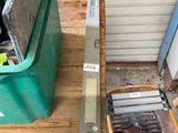 une boîte d'outils posée sur une table à côté d'une boîte à outils