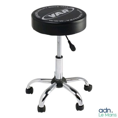 Le tabouret est noir et chromé, avec un logo blanc dessus.
