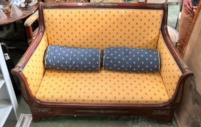 Beau petit canapé en bois ciré, garniture de bronzes dorés, …