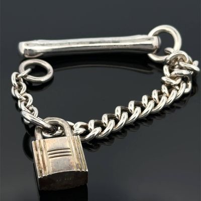 un gros plan d'un bracelet à maillons orné d'un cadenas