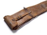 un vieil étui en cuir muni d'une boucle métallique, sur fond blanc