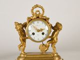 une horloge en or ornée de deux chérubins