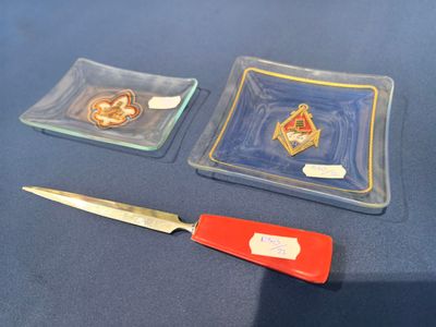 Un ensemble de deux cendriers militaire et un coupe papier P…