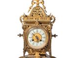 une horloge dorée sur fond blanc, avec un fond blanc